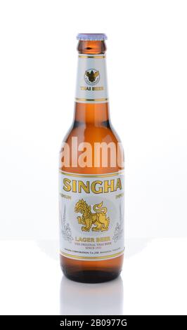 Irvine, CA - 11 GENNAIO 2015: Una bottiglia singola di birra Singha. Prodotto dalla Boon Rawd Brewery è l'unica birreria autorizzata a visualizzare La Ga reale Foto Stock