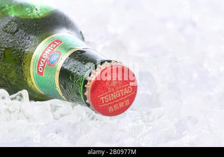 Irvine, California - 26 AGOSTO 2016: Una bottiglia di birra Tsingtao. Tsingtao è il secondo birrificio più grande della Cina, è stato fondato nel 1903 dai coloni tedeschi. Foto Stock