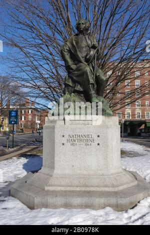 Nathaniel Hawthorne (1804-1864) statua a Salem, Massachusetts, Stati Uniti durante i mesi invernali. Nato a Salem, è conosciuto per la lettera a dello scarlatto Foto Stock