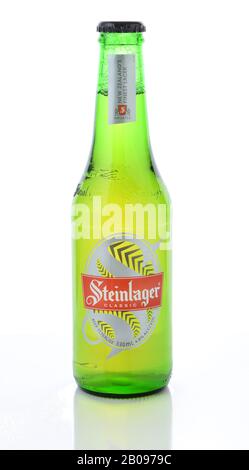 Irvine, California - 11 GENNAIO 2015: Una bottiglia di Steinlager Classic. La birra di stile lager è stata prodotta da Lion Nathan dal 1957 a Newmarket, New Zeal Foto Stock