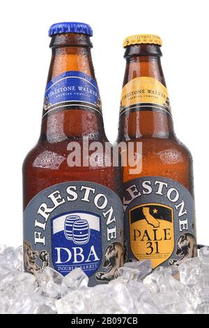 Irvine, CALIFORNIA - 26 AGOSTO 2016: Firestone Ales in Ice Bucket. Firestone Walker è il quarto birrificio artigianale più grande della California ed è conosciuto per il prod Foto Stock