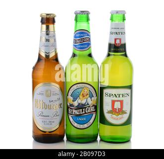 Irvine, California - 11 GENNAIO 2015: Tre bottiglie di birre tedesche. St, Pauli Girl, Spaten e Bitburger sono tre famose birre tedesche importate nella U Foto Stock