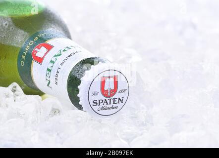 Irvine, California - 26 AGOSTO 2016: Una bottiglia di Spaten Lager su un letto di ghiaccio. La Spaten-Franziskaner-Brau GmbH è una fabbrica di birra di Monaco, in Germania. Foto Stock