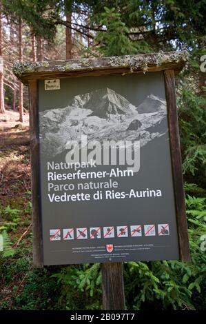 Cartello In Legno Nel Parco Naturale Vedrette Di Ries-Aurina, Valle Anterselva (Anterolzertal), Osttirol, Trentino Alto Adige, Italia Foto Stock