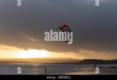 Kite Surfers sulla spiaggia a Exmouth Foto Stock