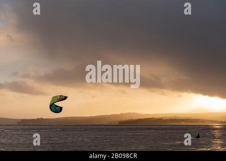 Kite Surfers sulla spiaggia a Exmouth Foto Stock