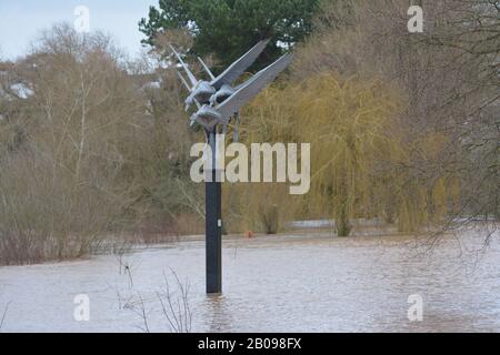 Volando Swans statua vicino al fiume Wye a Ross-on-Wye dopo che il fiume scoppiò le sue banche a seguito di forti piogge re tempeste inverno globale cambiamento climatico Foto Stock