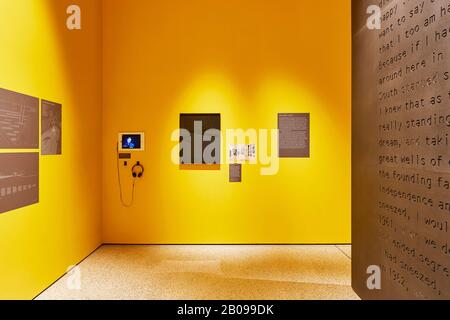 Sala espositiva. Making Memory Exhibition, Londra, Regno Unito. Architetto: Adjaye Associates , 2019. Foto Stock