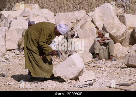 EGITTO, CAIRO, GIZA, ZONA DELLA SFINGE, SCALPELLINO IN RESTAURO Foto Stock