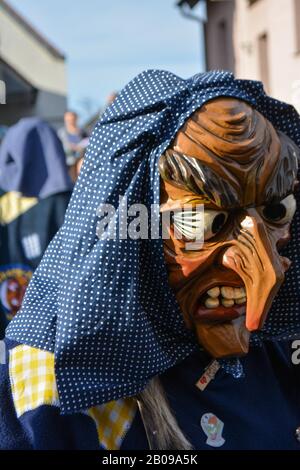 Maschera di strega sulla processione carnevale a Talheim 2020 Foto Stock