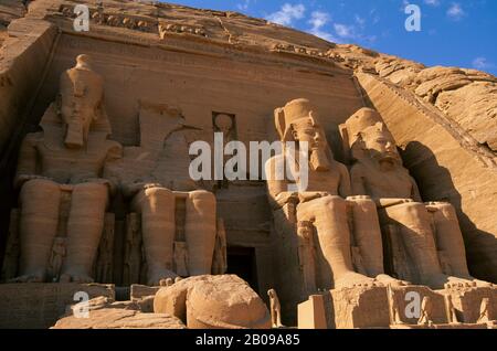 EGITTO, ABU SIMBEL, GRANDE TEMPIO DI ABU SIMBEL QUATTRO STATUE DI RAMSES II Foto Stock