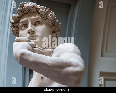 Una vista in primo piano del 'avid' una scultura di Michelangelo. Galleria dell'Accademia di Firenze, Italia. Foto Stock