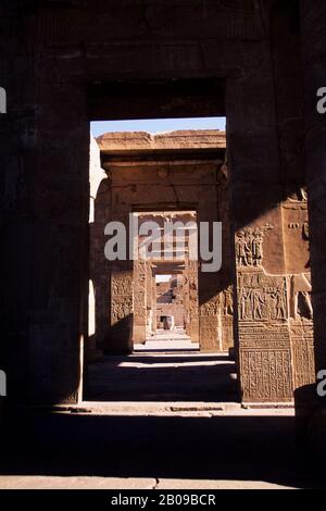 EGITTO, FIUME NILO, TEMPIO KOM OMBO, VISTA LUNGO L'ASSE CENTRALE Foto Stock