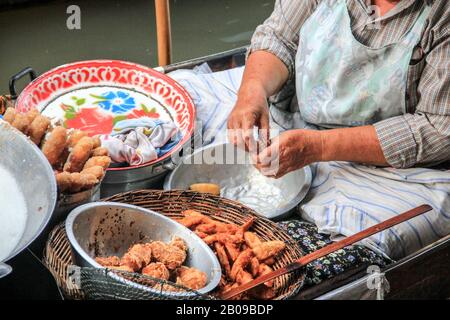 Banane fritte preparate al momento sul mercato galleggiante di Amphawa. Posto molto turistico Foto Stock