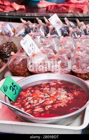 Cibo di strada tailandese delizioso e sano su un mercato locale in Thailandia. Mercato notturno vicino a Bangkok. Pasto o zuppa in una busta di plastica Foto Stock