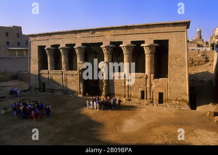 EGITTO, FIUME NILO, ESNA, TEMPIO DEDICATO A DIO KHNUM Foto Stock