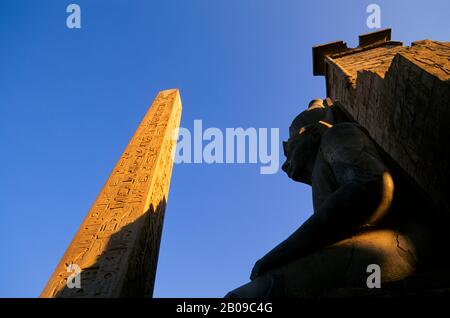 EGITTO, FIUME NILO, LUXOR, TEMPIO DI LUXOR, OBELISCO ALL'INGRESSO Foto Stock