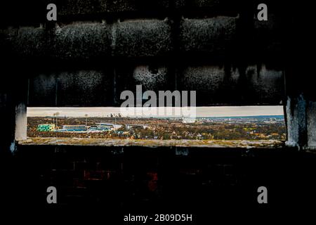 Paesaggio urbano incorniciato di Headingley e Leeds City Centre attraverso una parete a parapetto Foto Stock