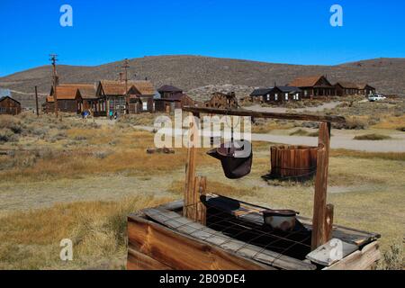 Acqua bene di fronte alla città di estrazione dell'oro Abondoned Bodie Foto Stock