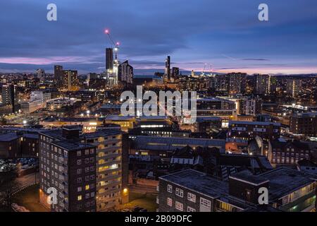 Il centro di Leeds di notte Foto Stock