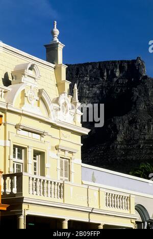 SUD AFRICA, CITTÀ DEL CAPO, ARCHITETTURA COLONIALE OLANDESE, TABLE MOUNTAIN IN BACKGROUND Foto Stock