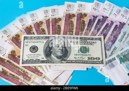 Banconote in carta di rubli russi e dollari statunitensi.100 dollari su rubli russi. I rubli sono la valuta nazionale della Russia. Banca di Russia Foto Stock