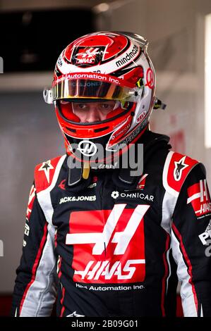 19th Febbraio 2020; circuito De Barcelona, Barcellona, Catalogna, Spagna; Formula 1 Pre Season Testing One; Kevin Magnussen si prepara a guidare la VF-20 durante le giornate di test di Formula Uno al circuito di Catalunya Foto Stock