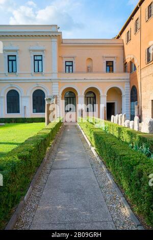 Roma, Italia - 02 OTT 2018: Park Alley con vaso colossale - monumento storico di Roma Foto Stock