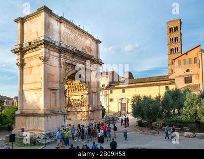 Roma, Italia - 02 ottobre 2018: I turisti camminano intorno all'Arco di Tito Foto Stock
