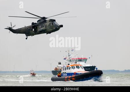 Dimostrazione di un elicottero tedesco Seaking in un'operazione di salvataggio in mare durante l'evento Rescue Vlissingen Foto Stock