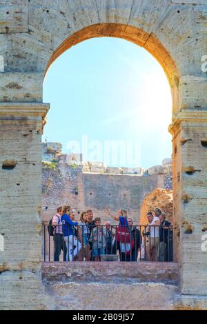 Roma, Italia - Ott 03, 2018: i turisti a piedi attraverso la costruzione del Colosseo a Roma Foto Stock