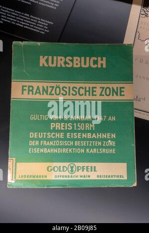 Ferrovie tedesche orari dei treni della zona francese, Museo delle comunicazioni (parte del Museo dei trasporti di Norimberga), Norimberga, Germania. Foto Stock