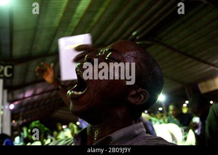 Un uomo come rapiti durante una sessione di preghiera a riscattare Christain Chiesa di Dio lo Spirito Santo servizio notturno, lungo la superstrada Lagos-Ibadan. La Nigeria. Ottobre 06, 2006. Foto Stock