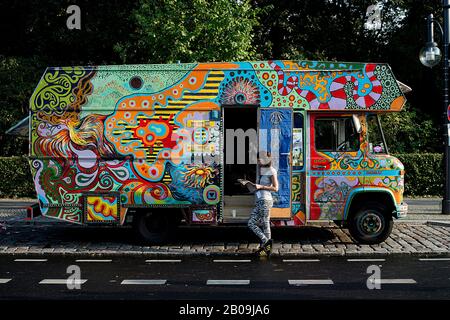 Un autobus dipinto in modo elaborato visto durante la manifestazione annuale 17th che chiede la legalizzazione della cannabis a Berlino. Foto Stock