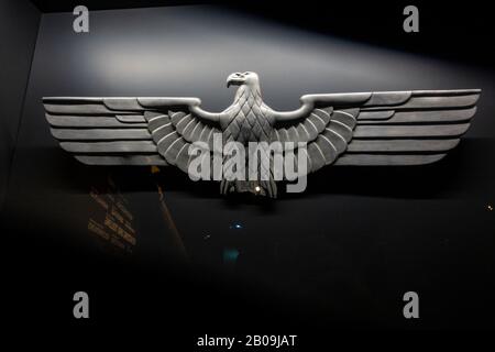 Un treno danneggiato Deutsche Bahn Imperial Eagle emblema (Swastika mancante) 1933-45, Norimberga Trasporti Museo, Norimberga, Germania. Foto Stock