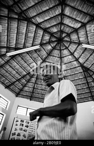 Kumar, colpito da Paralisi Cerebrale è per lo più di buon umore e molto amichevole anche con gli sconosciuti. È in grado di camminare senza difficoltà e tenere brevi conversazioni. Associazione genitori di Persone con Paralisi Cerebrale e disturbi Associati (PAPCP) a Bangalore, India. 21 Gennaio 2009. Una di una serie di immagini della storia della foto Paralisi Cerebrale, di Ayush Ranka. Foto Stock