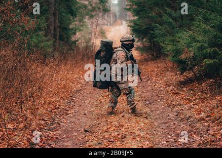 Bemowo Piskie, Polonia. 19th Feb, 2020. Un soldato statunitense, assegnato alla Truppa di ferro conduce un patroll durante la formazione a sostegno della NATO Enhanced Forward Presence Battle Group Polonia 19 febbraio 2020 a Bemowo Piskie, Polonia. La presenza rafforzata in avanti della NATO consiste in quattro gruppi di battaglia a dimensione battaglione schierati su una base rotazionale persistente in Estonia, Lettonia, Lituania e Polonia. Credit: Timothy Hamlin/Planetpix/Alamy Live News Credit: Planetpix/Alamy Live News Foto Stock