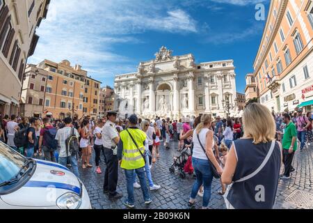 Roma, Italia - Ott 03, 2018: dal trambusto e divertimento intorno alla Fontana di Trevi a Roma Foto Stock