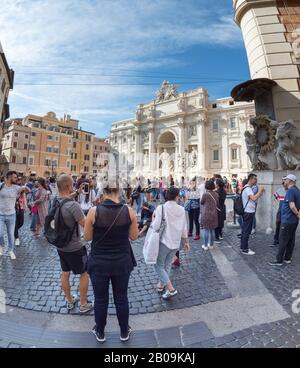 Roma, Italia - Ott 03, 2018: dal trambusto e divertimento intorno alla Fontana di Trevi a Roma Foto Stock