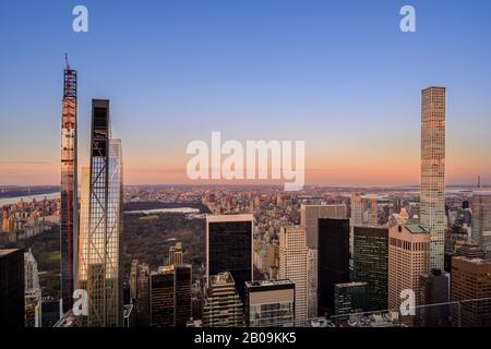 New YORK CITY, NY - FEBBRAIO, 03: Incredibile vista panoramica dello skyline di New York e grattacielo al tramonto il 03 Febbraio 2020 a New York City. Foto Stock