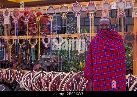 KENYA, NAMANGA, SOSTA PER IL RIPOSO TURISTICO, UOMO CHE VENDE SOUVENIERS MASAI Foto Stock