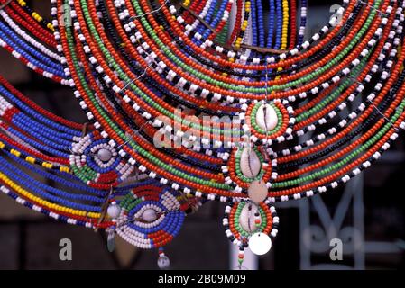 KENYA, NAMANGA, SOSTA PER IL RIPOSO TURISTICO, SOUVENIERS MASAI, COLLANE, DETTAGLIO Foto Stock