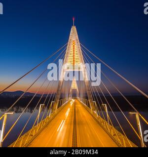 Budapest, Ungheria - veduta aerea del Ponte Megyeri illuminato all'ora blu Foto Stock