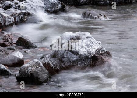 Pietre da spiaggia ricoperte di ghiaccio, Lake Superior, Minnesota, USA, di Dominique Braud/Dembinsky Photo Assoc Foto Stock