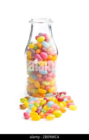 Jellybeans fruttato. Gustosi e colorati fagioli di gelatina in bottiglia di vetro isolato su sfondo bianco. Foto Stock