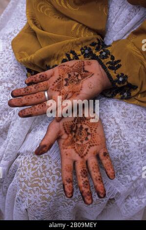 MAROCCO, VICINO MARRAKECH, VALLE OURIKA, RAGAZZA BERBERA, MANI CON HENNÈ, ARTE TRADIZIONALE DEL CORPO Foto Stock