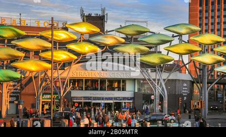 Stratford Centre, centro commerciale e fronte centro commerciale con l'installazione di Stratford Shoal, Londra Foto Stock