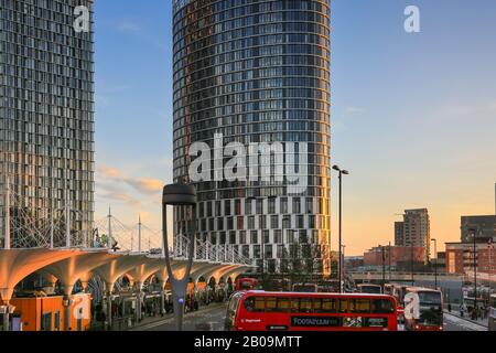 Stazione degli autobus di Stratford e nuovi appartamenti residenziali, Stratford, Newham, Londra Foto Stock