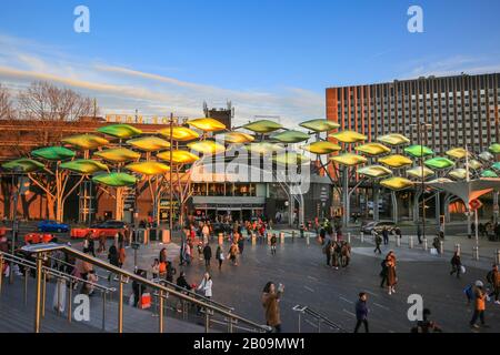 Stratford Centre, centro commerciale e fronte centro commerciale con l'installazione di Stratford Shoal, Londra Foto Stock