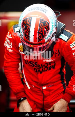 19th Febbraio 2020; circuito De Barcelona, Barcellona, Catalogna, Spagna; Formula 1 Pre Season Testing One; Charles Leclerc del Team Ferrari si prepara nel garage durante le giornate di test di Formula Uno al circuito di credito Catalunya: Pablo Guillen/Alamy Live News Foto Stock